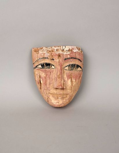 null Mask of sarcophagus 
Flesh-colored stuccoed wood
H. 15,5 cm ; L. 13 cm
As is,...