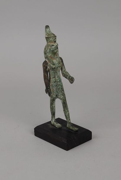 null Dieu faucon Horus Montou 
Bronze patiné 
H. 17 cm
Bras habituellement rapportés,...