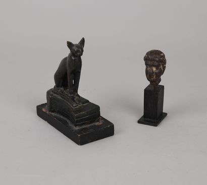 null Tête en bronze époque celtoromaine 
H. 4 cm ; 8,5 cm avec socle
Ancienne collection...