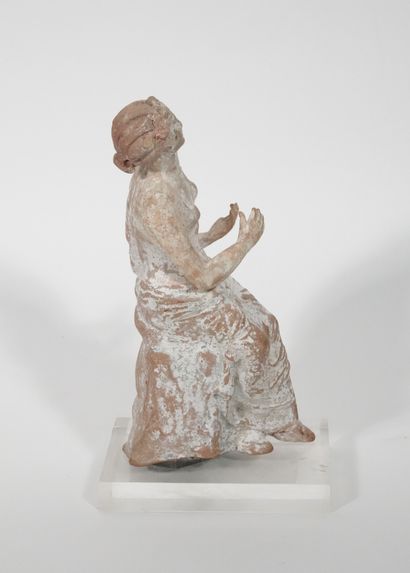 null Goddess Venus sitting
Terracotta, remains of polychromy 
H. 23 cm
Restorations...