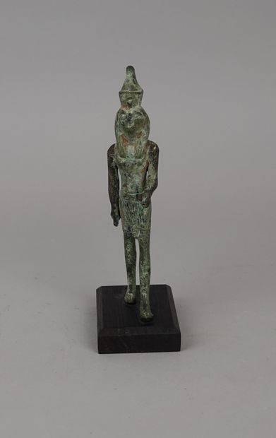 null Dieu faucon Horus Montou 
Bronze patiné 
H. 17 cm
Bras habituellement rapportés,...