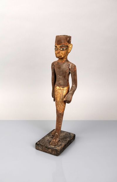 null God Amon walking 
Carved wood with remains of gilding
H. approx. 31 cm
Missing...