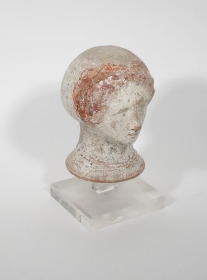 null Dummy female head in terracotta with engobe
H. 17 cm
Restorations
Style of the...