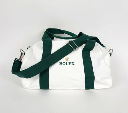 null Rolex
Un sac de sport en tissu blanc et cuir vert signé Rolex.