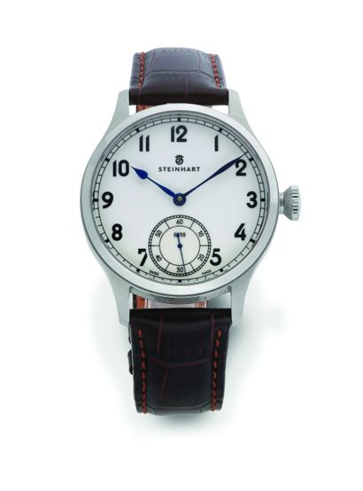 STEINHART Classique
Steel dress watch with mechanical movement.
- Round case, smooth...