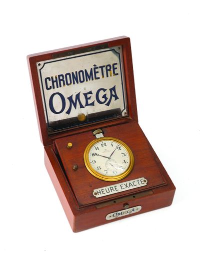 OMEGA Chronometer "Heure Exacte
Metal and brass showcase watch with mechanical movement...
