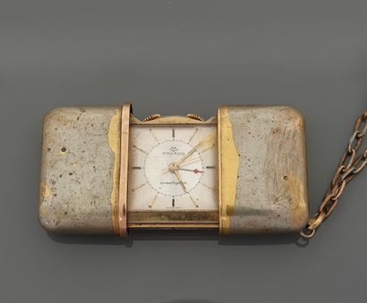 null Lot de gentleman comprenant :  
- une montre réveil de sac et de bureau en métal...