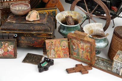 null Manette d'objets comprenant notamment des pièces de bois peintes, des boîtes,...