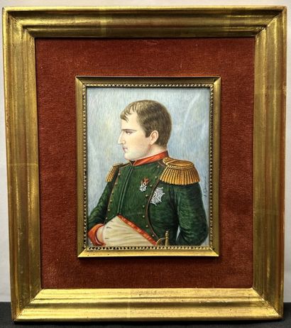 null BONAPARTISME
Portrait miniature de profil gauche en uniforme de colonel des...
