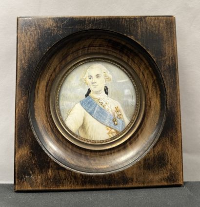 null DUPLESSIS, d'après
Louis XVI. 
Portrait miniature de trois-quart gauche. Il...