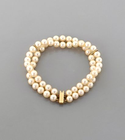 null Bracelet de deux rangs de perles de culture de 5 mm de diamètre, le fermoir...