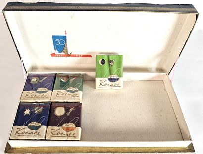 null URSS / Coffret à cigarettes Kosmos avec 5 paquets entiers de chacun 20 cigarettes,...