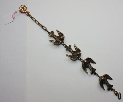ANONYME Bracelet chaîne en bronze doré rehaussé de quatre colombes sculptées