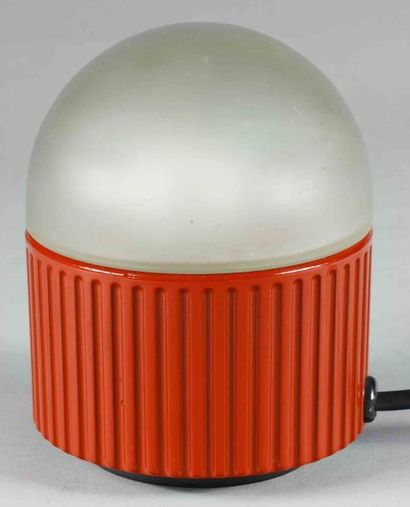 BARBIERet MARIANELLI Lampe modèle "Bulbo", base cylindrique cannelée en métal laqué...