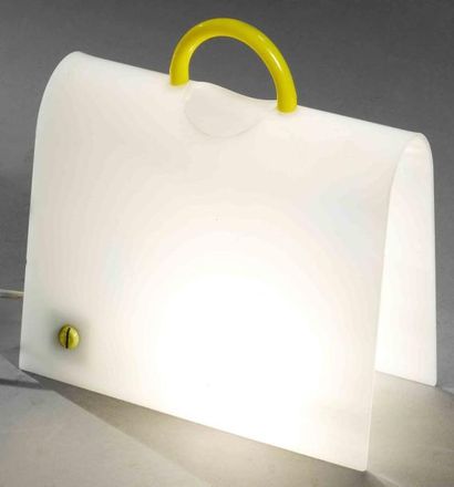 Shiu Kay KAN Lampe à poser modèle «Suitcase light» en plexiglas blanc et jaune Édition...