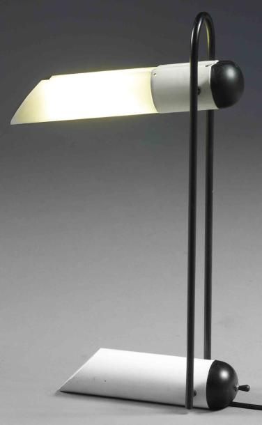 TRAVAIL ITALIEN Lampe en métal et plastique laqué blanc et noir Hauteur: 42 cm