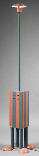 MARTINE BEDIN (NÉE EN 1957) Lampadaire modèle «Terminus» en métal émaillé rose et...