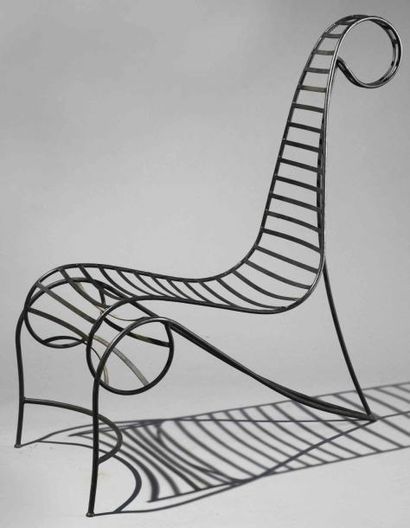 André DUBREUIL (né en 1951) Fauteuil modèle «Spine chair» en fer battu laqué noir,...