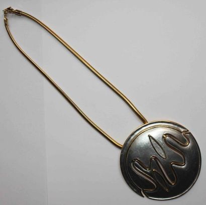 PIERRE CARDIN Pendentif bouclier en métal doré émaillé argent à motif de vagues stylisées...