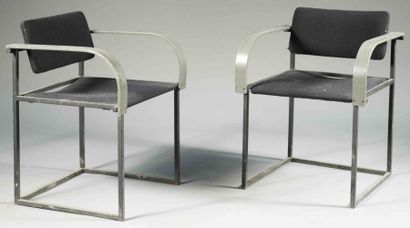 TRAVAIL DES ANNÉES 80 Paire de fauteuils, structure en métal laqué gris, accotoirs...