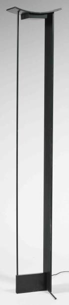 GILLES DERAIN (NÉ EN 1944) Lampadaire modèle «MCP» en métal laqué noir Édition Lumen...