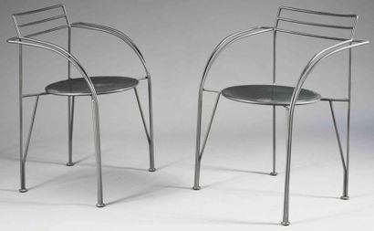 Olivier Mourgue (né en 1939) Paire de fauteuils modèle «Lune d'argent» en métal galvanisé...