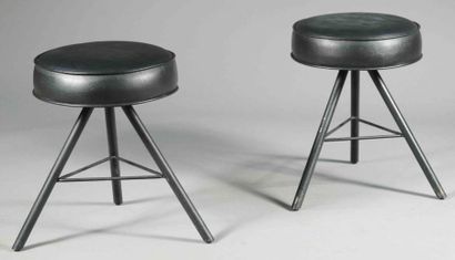 PHILIPPE STARCK (né en 1949) Paire de tabourets tripodes en métal laqué gris, assise...