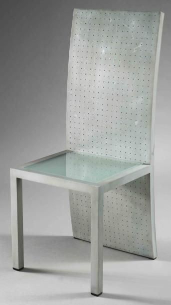 PHILIPPE STARCK (né en 1949) Chaise, structure en métal, assise en verre dépoli Créée...