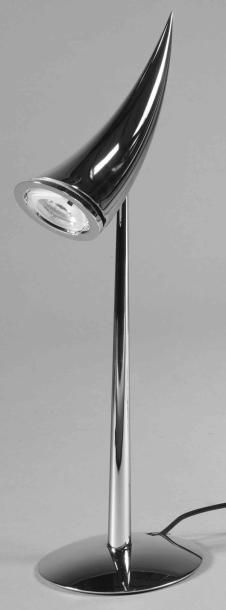 PHILIPPE STARCK (né en 1949) Lampe à poser en acier chromé, la tête en alliage moulé...