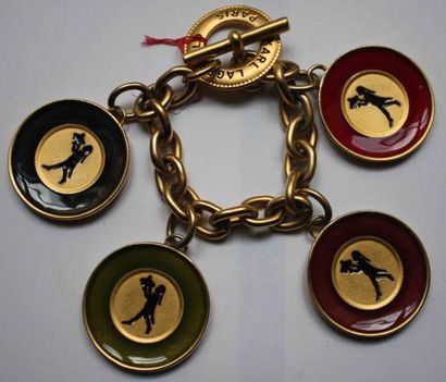 Karl LAGERFELD Amusant bracelet chaîne en métal doré, orné de breloques figurant...