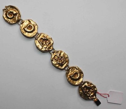 Yves Saint LAURENT Bracelet articulé en métal doré martelé composé de six médaillons...