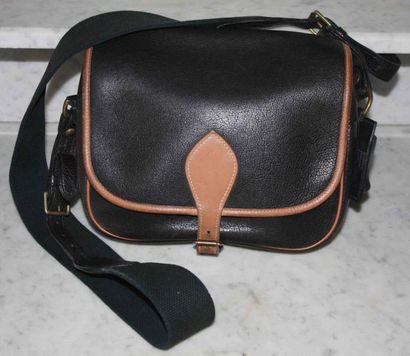 HERMÈS Paris made in France Sac cartouchière en cuir grené noir et cuir naturel à...