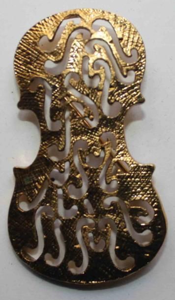 ARMAN Broche en métal doré ajouré et ciselé à décor de violon. Signée