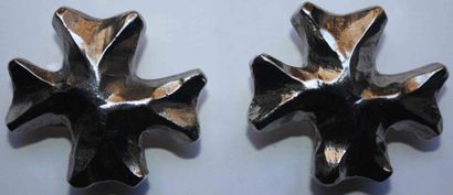 Christian LACROIX Paire de clips d'oreilles en métal argenté martelé figurant une...