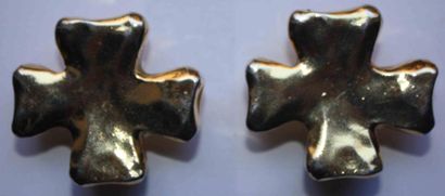 Christian LACROIX Paire de clips d'oreilles en métal doré martelé figurant une croix...