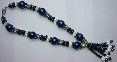 ANONYME Important sautoir constitué de perles et strass à dominante bleu, brillant,...