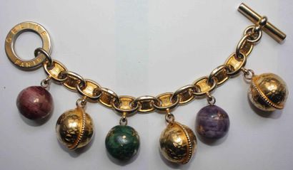 CELINE, 1989 Bracelet chaîne en métal doré à maillons siglés, agrémenté de sphères...