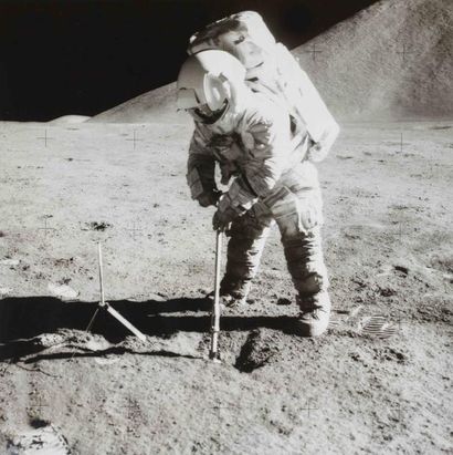 NASA APOLLO XV - 1971 L'astronaute James Irwin récolte des échantillons sur le sol...