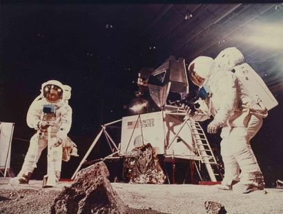 NASA APOLLO XI - 1969 Entrainement des astronautes Armstrong et Aldrin sur le simulateur...