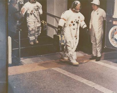 NASA APOLLO XV - 1971 Les astronautes Irvin et Scott à l'embarquement dans la fusée...