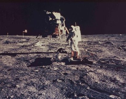 NASA APOLLO XI - 1969 L'astronaute Neil Armstrong installant des instruments scientifiques...
