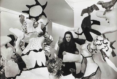 null Tirage de Presse Niki de Saint Phalle dans son atelier Tirage argenique d'époque...