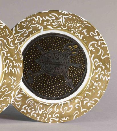 ROBERT COMBAS Sans Titre, (Trophée), 1999 Assiette en porcelaine de Limoges à décor...