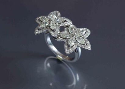 null Bague en or blanc stylisant deux fleurs pour environ 3 carats de diamants: les...