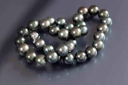 null Collier composé de perles de Tahiti 11-12 mm, fermoire boule en or blanc. Poids:...