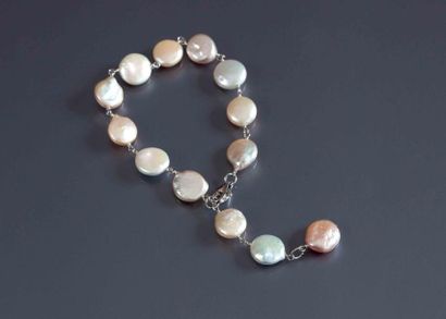 Bracelet en argent composé de perles d'eau...