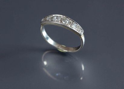 null Bague rivière en or blanc sertie de six diamants taille ancienne. TDD: 53 Poids...