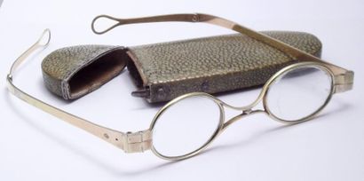 null Paire de lunette pliante en vermeil avec écrin en galuchat vert. Paris 1809-1819....