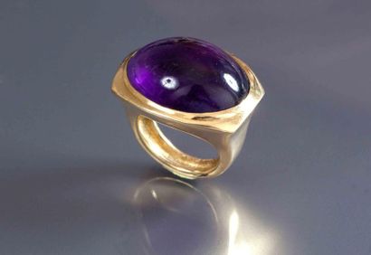 null Bague en or jaune sertie d'une impotante améthyste cabochon en serti clos. TDD:...