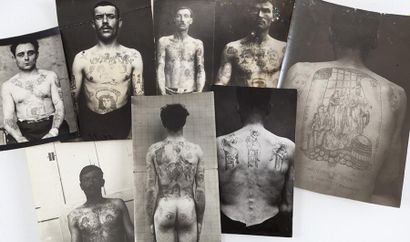 null [Tatouages] lot comprenant 8 photos de «tatouages du milieu» Circa 1950. Tirages...